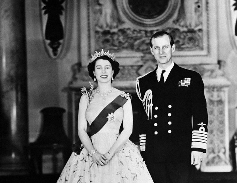 الظلام يلف برج إيفل حدادا على الملكة إليزابيث