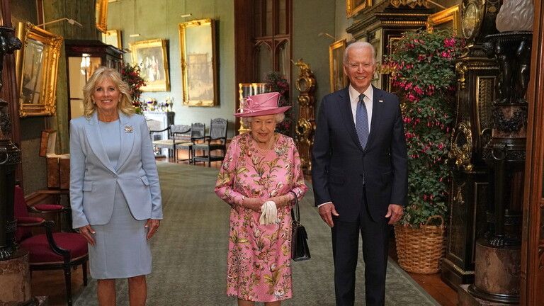 الملكة إليزابيث الثانية مع الرئيس الأمريكي جو بايدن وزوجته الملكة إليزابيث الثانية