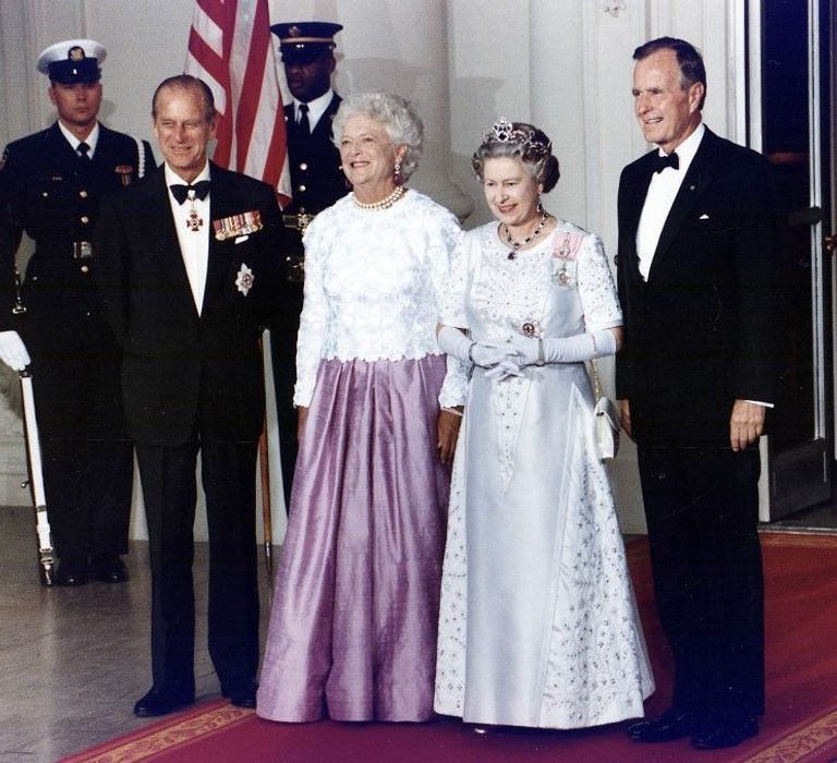 مع الرئيس الأمريكي الراحل جورج بوش الأب الملكة إليزابيث الثانية