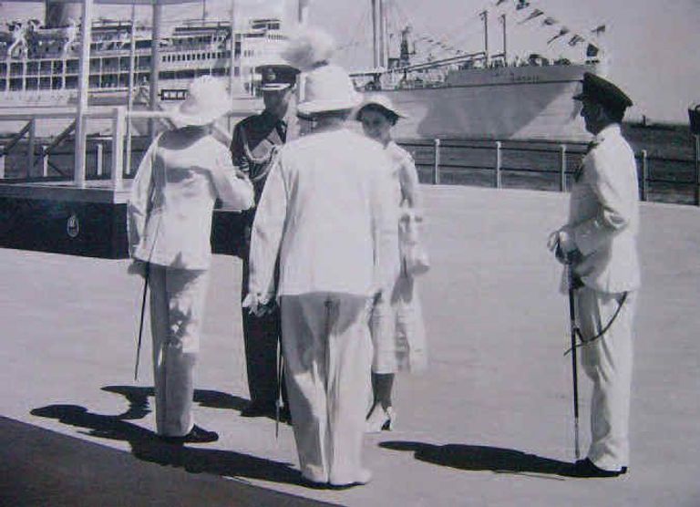 الملكة إليزابيث وزوجها في طريقهما إلى فندق كريسنت بعدن