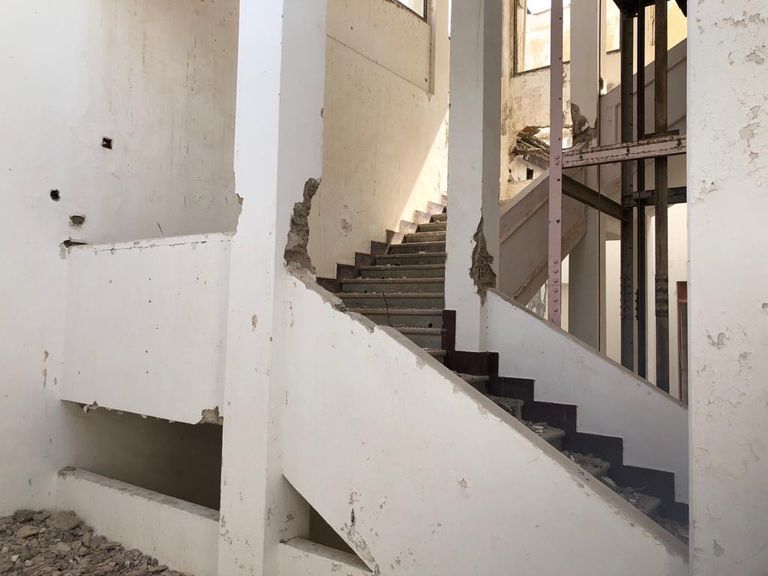 الملكة إليزابيث وزوجها في طريقهما إلى فندق كريسنت بعدن