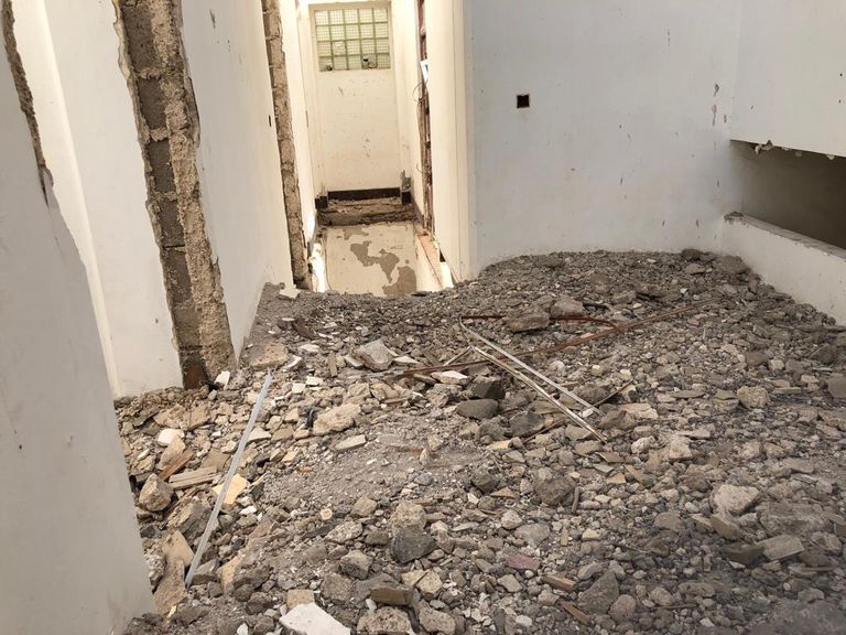 الملكة إليزابيث وزوجها في طريقهما إلى فندق كريسنت بعدن