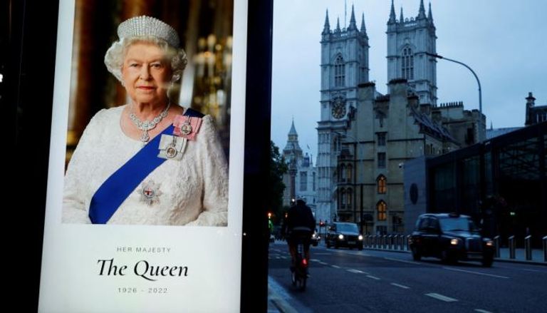 لا فتة تحمل صورة الملكة الراحلة إليزابيث فيما يخيم الحزن على لندن