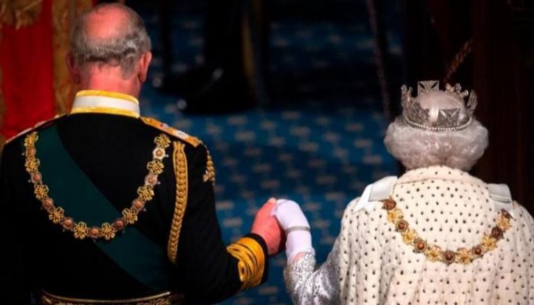 الملكة إليزابيث الثانية الراحلة والملك تشارلز