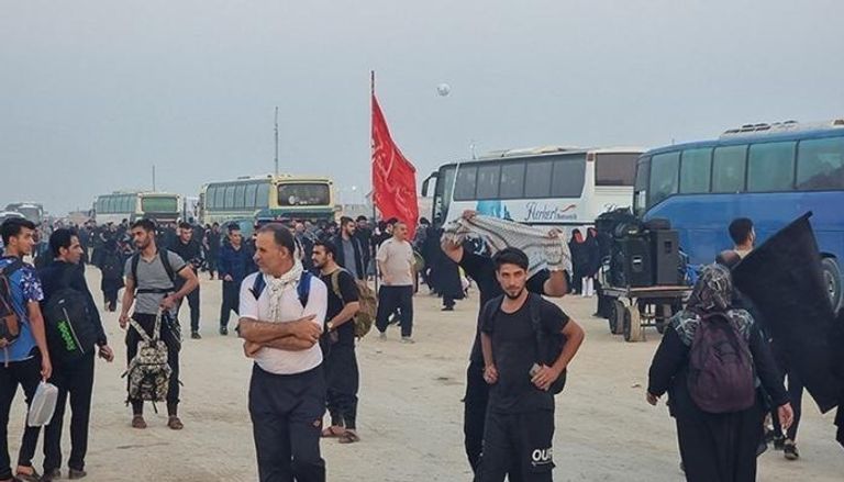 إيرانيون في انتظار العبور إلى العراق لزيارة كربلاء - وكالة سنيم