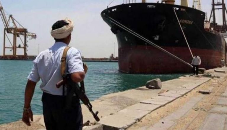 مسلح حوثي قرب ناقلة وقود في ميناء الحديدة - أرشيفية