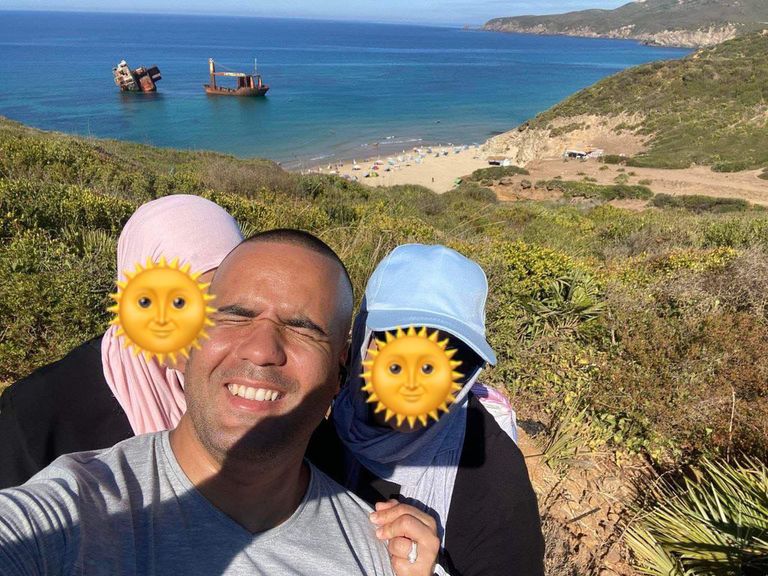 رشيد بوديوة مع زوجتيه مريم وحنان الشاب الجزائري رشيد بوديوة وعروستاه مريم وحنان