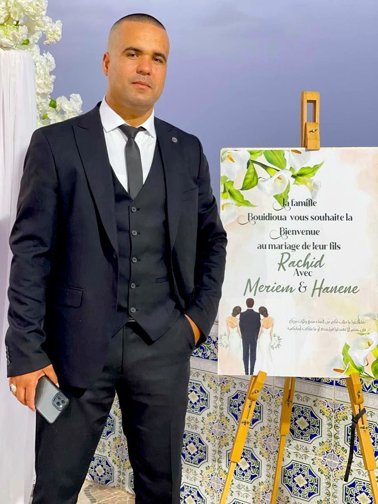 رشيد بوديوة في عرسه الشاب الجزائري رشيد بوديوة وعروستاه مريم وحنان