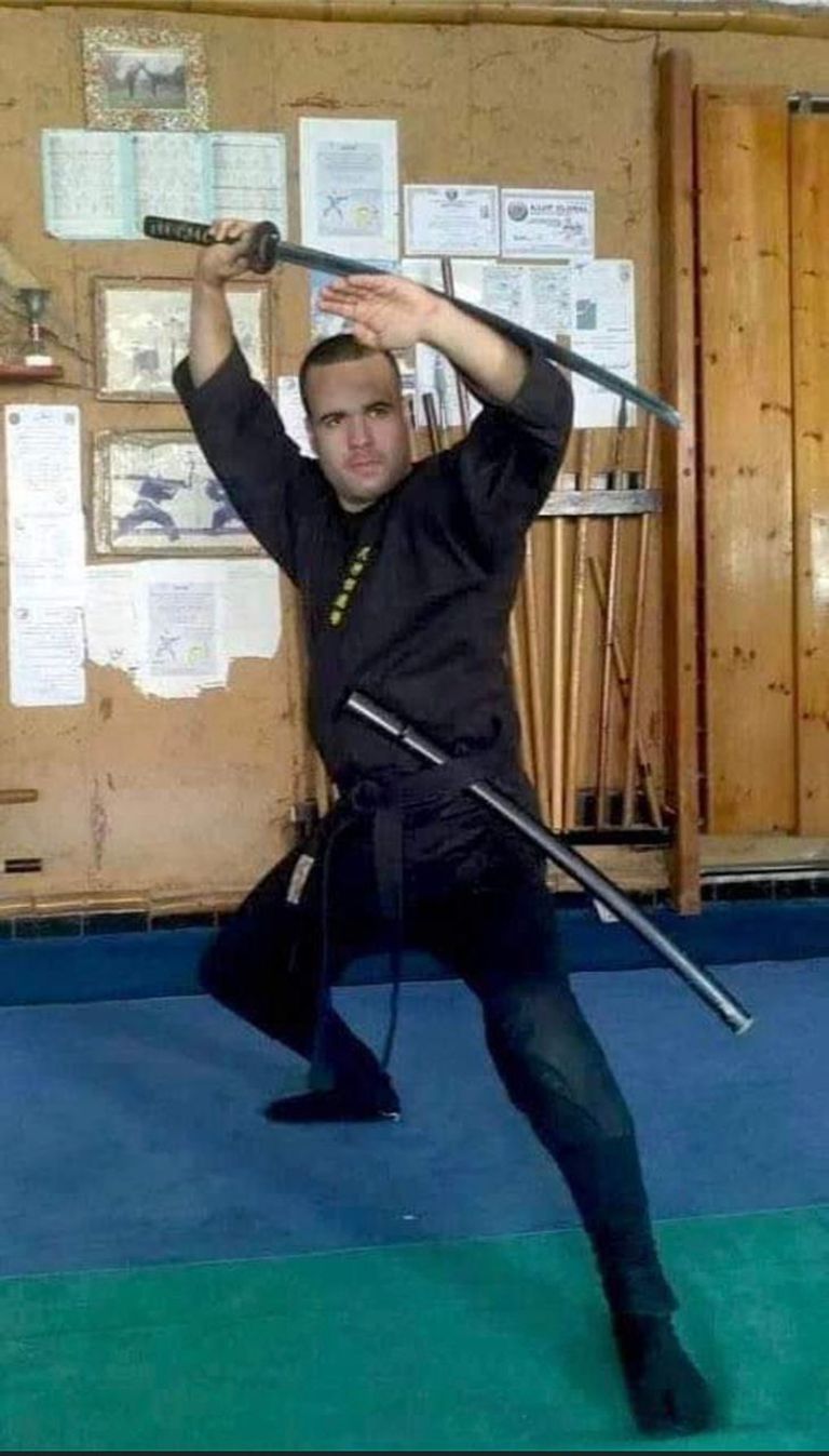 رشيد بوديوة مدرب نينجوتسو كذلك الشاب الجزائري رشيد بوديوة وعروستاه مريم وحنان