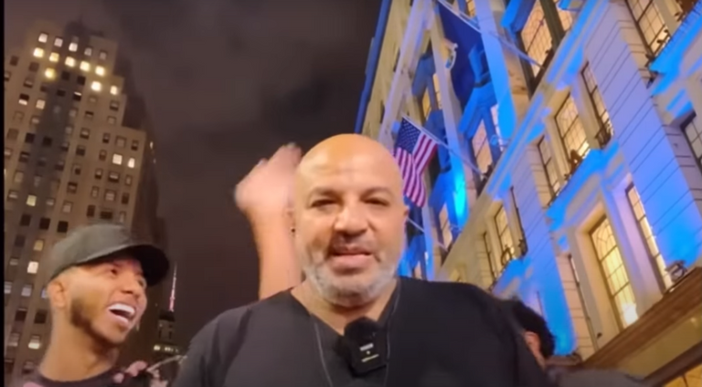 القيادي الإخواني بهجت صابر قبل الاعتداء عليه أثناء البث المباشر