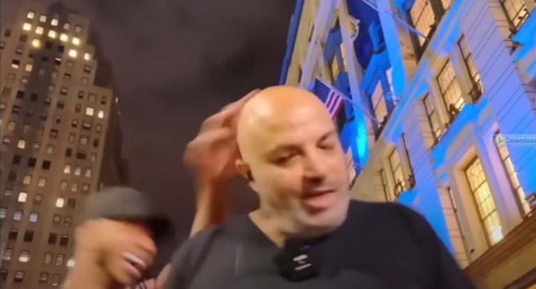 القيادي الإخواني بهجت صابر قبل الاعتداء عليه أثناء البث المباشر