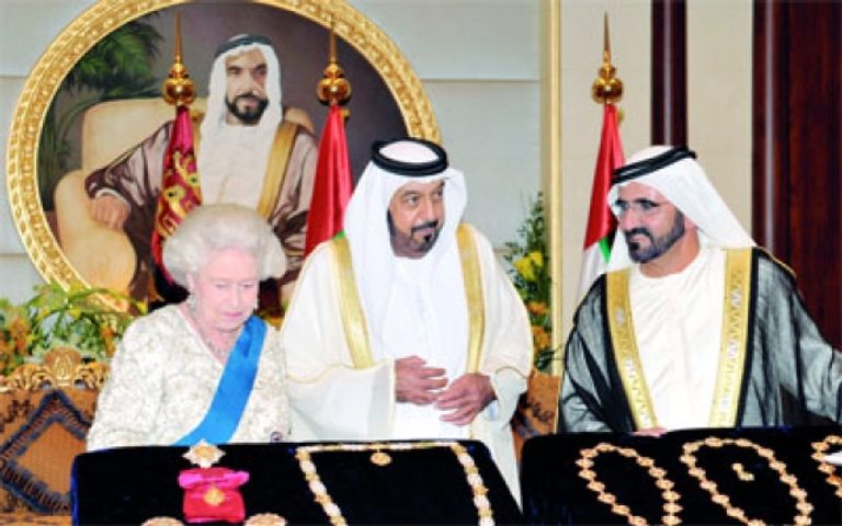 ملكة بريطانيا مع المغفور له الشيخ خليفة بن زايد والشيخ محمد بن راشد آل مكتوم علاقة صداقة متينة جمعت الملكة إليزابيث ودولة الإمارات