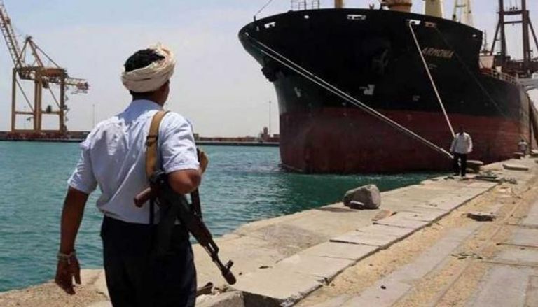 مسلح حوثي قرب ناقلة وقود في ميناء الحديدة - أرشيفية