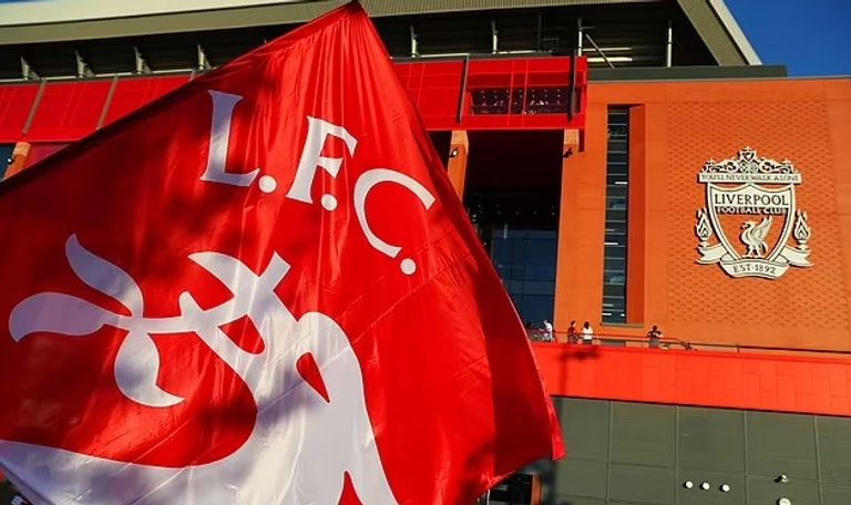 شعار ليفربول الملكة إليزابيث بين جماهير الدوري الإنجليزي