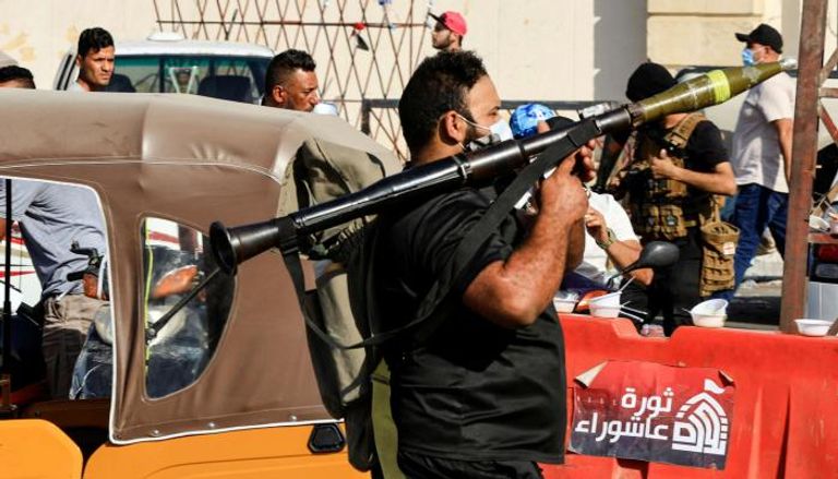 مسلح عراقي يحمل قاذفة 