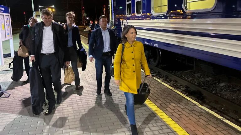 بيربوك تترجل من القطار في كييف