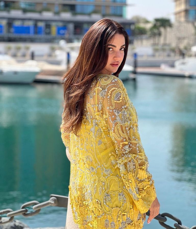 درة في إطلالة جريئة بفستان شفاف وقصير