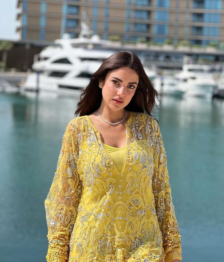 درة في إطلالة جريئة بفستان شفاف وقصير