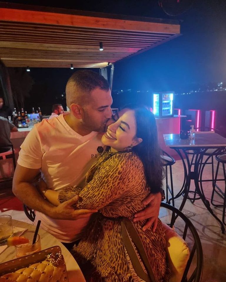 بوسي مع زوجها هشام ربيع المطربة المصرية بوسي وضرتها وزوجهما