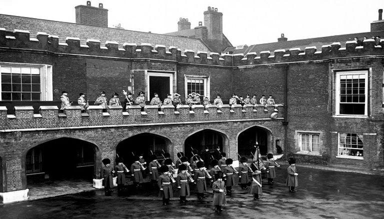 ضابط رفيع المستوى يتلو إعلان تولي الملكة إليزابيث الثانية العرش (1952)  الملك تشارلز وبجواره قرينته كاميلا