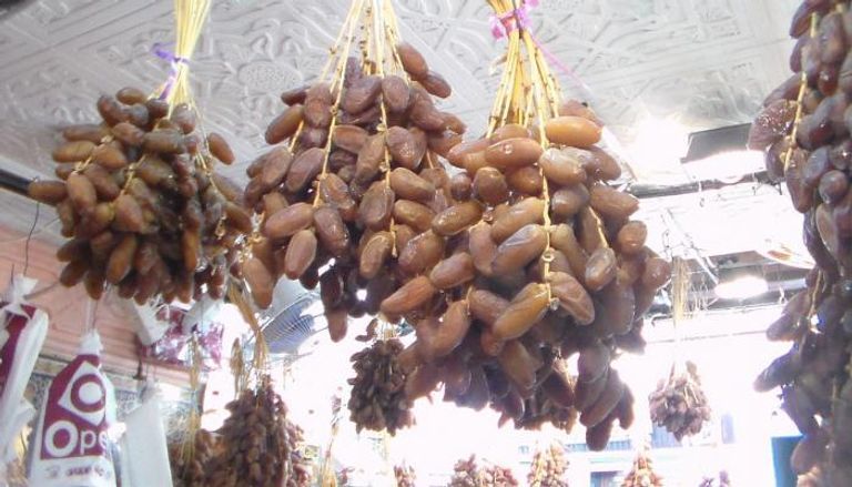 تمور دقلة نور الجزائرية - أرشيفية الصحفي الجزائري بلقاسم حوام في منتصف الصورة - أرشيفية