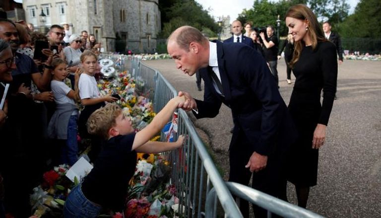 الأمير ويليام  أمير ويلز يصافح طفلا جاء لوداع جدته الملكة الراحلة