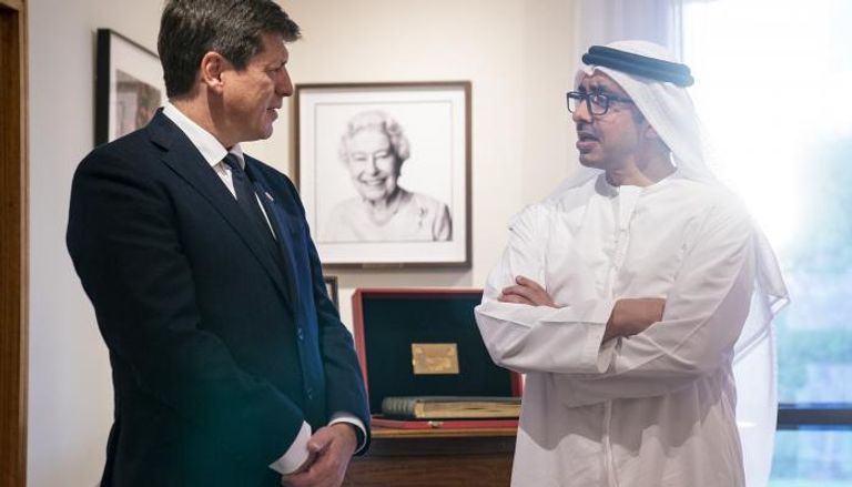 ااالشيخ عبد الله بن زايد مع السفير البريطاني في الإماارت
