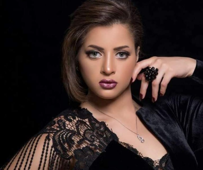 الممثلة المصرية منى فاروق