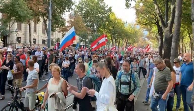 متظاهرون يرفعون علم روسيا في فيينا