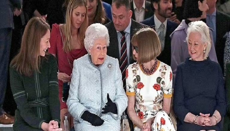 كيلي في يمين الصورة مع الملكة 