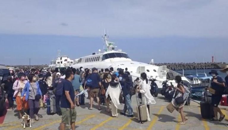 مصاطفون يغادرون شواطئ تايوان بعد التحذير من إعصار مويفا