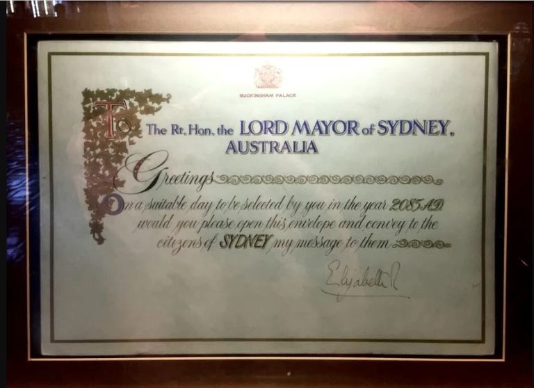 مظروف الرسالة السرية بخط يد الملكة إليزابيث الملكة الراحلة إليزابيث تكتب بخط يدها الرسالة السرية