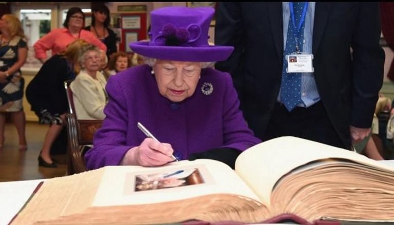 الملكة الراحلة إليزابيث تكتب بخط يدها الرسالة السرية