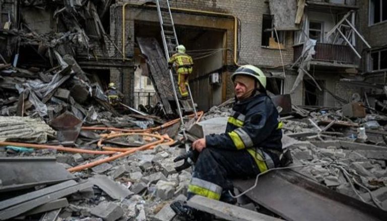 رجل إطفاء يأخذ قسطًا من الراحة بعد إخماد حريق في خاركيف - أ ف ب