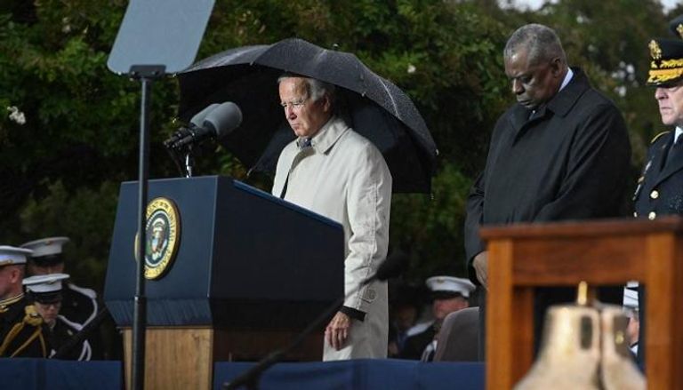 بايدن ووزير الدفاع الأمريكي خلال دقيقة الصمت على أرواح الضحايا
