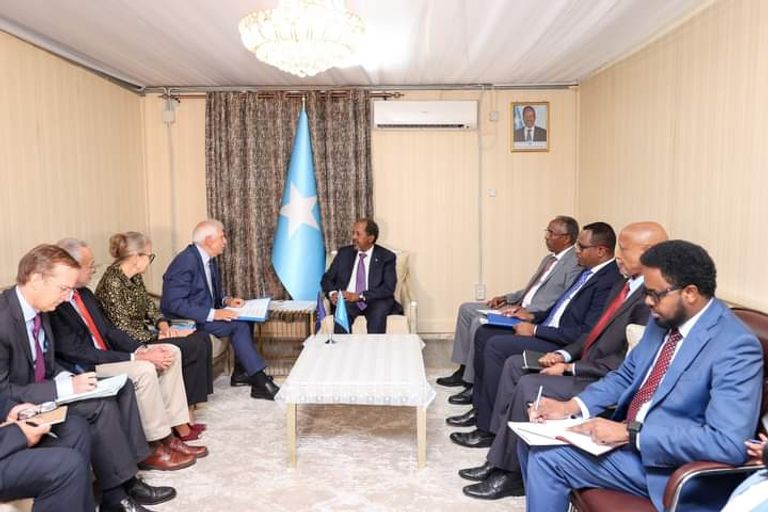 الرئيس الصومالي يلتقي بوريل