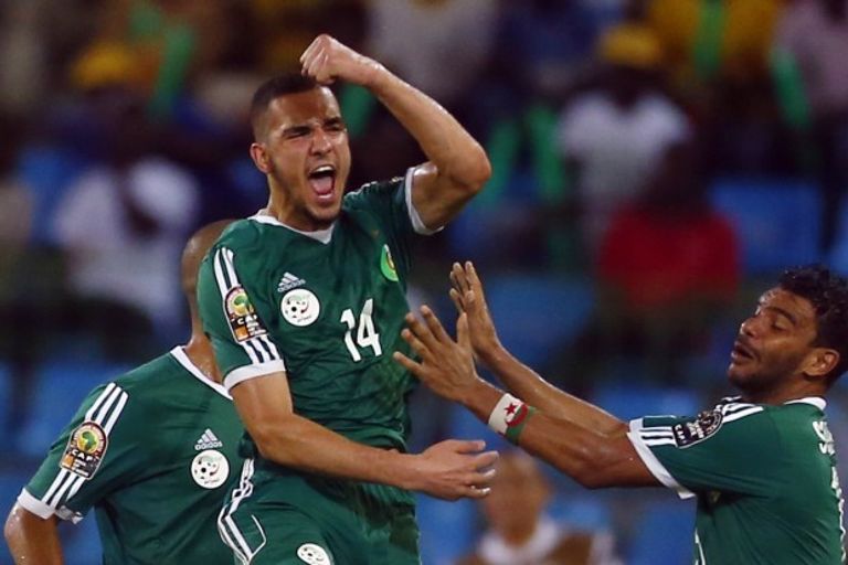 نبيل بن طالب لاعب منتخب الجزائر