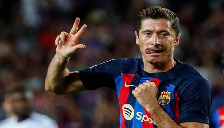 روبرت ليفاندوفسكي مهاجم برشلونة تشافي هيرنانديز مدرب برشلونة