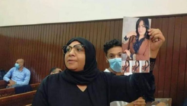 والدة الإعلامية المصرية شيماء جمال ترفع صورتها
