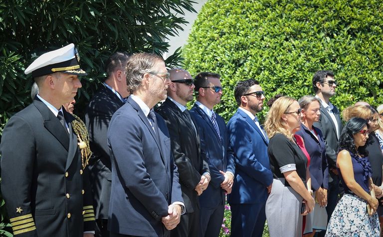 السفير الأمريكي ريتشارد نورلاند خلال دقيقة صمت بذكرى زميله السابق