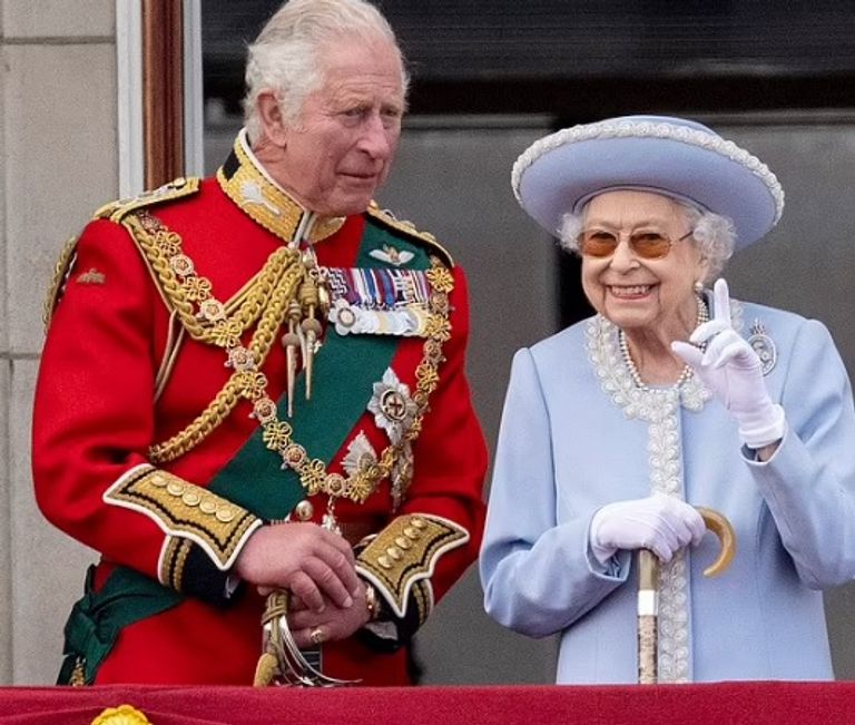 يد الملك تشارلز منتفخة في صورة حديثة له