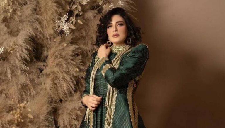 الممثلة هبة الدري بإطلالة الأخضر والذهبي