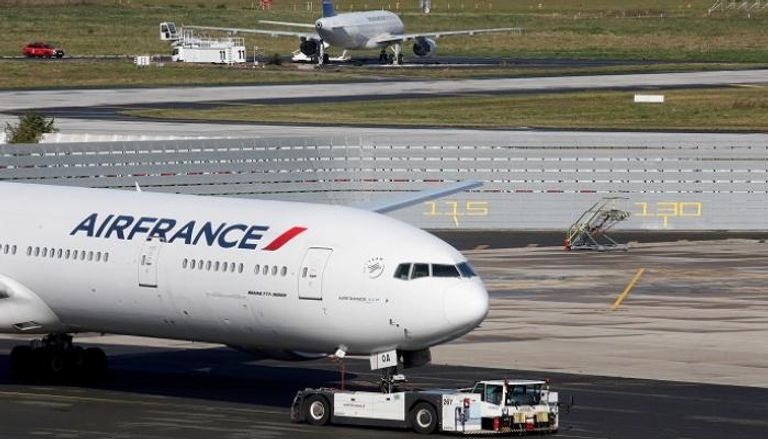فرنسا تلغي نصف رحلات الطيران ليوم الجمعة