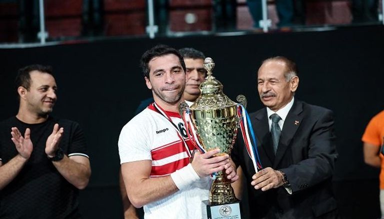 أحمد الأحمر نجم الزمالك بطل كأس السوبر المصري لكرة اليد