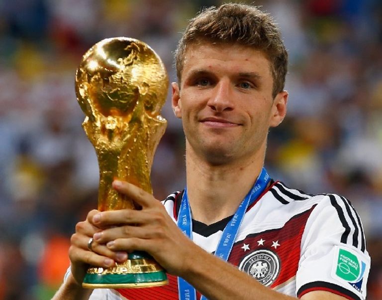 توماس مولر يحمل كأس العالم
