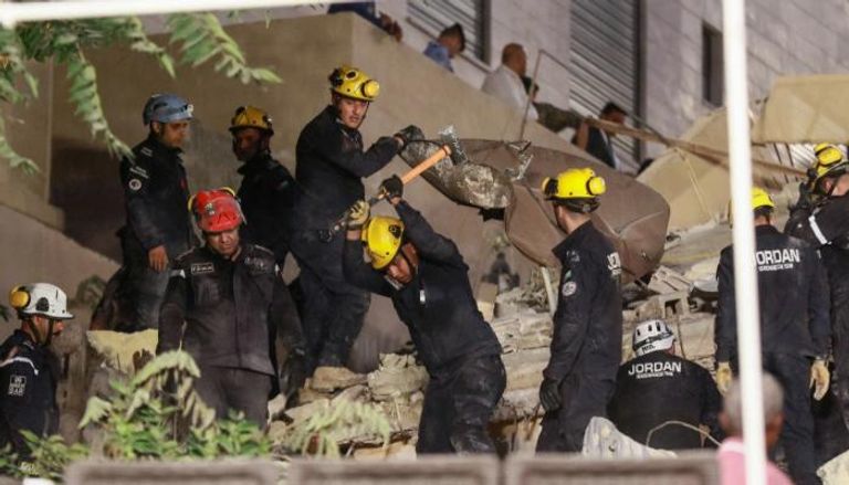 رجال الإنقاذ في موقع انهيار بناية اللويبدة