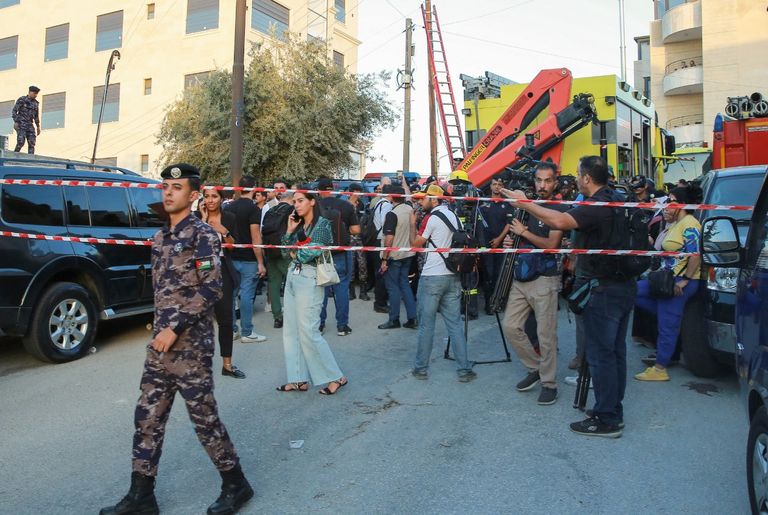 رجال الإنقاذ في موقع انهيار بناية اللويبدة