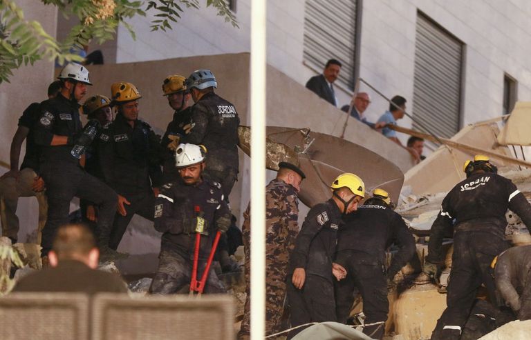 رجال الإنقاذ في موقع انهيار بناية اللويبدة
