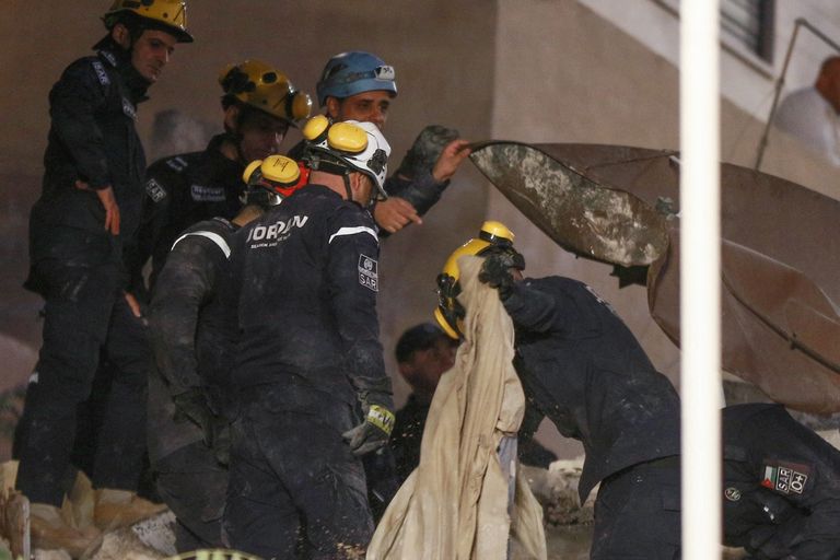 رجال الإنقاذ في موقع انهيار بناية اللويبدة