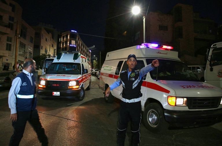 رجال الإنقاذ في موقع انهيار بناية اللويبدة